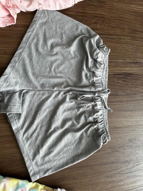 Sortky 2 ks, 7-8 rokov, s dopor. postou, 134