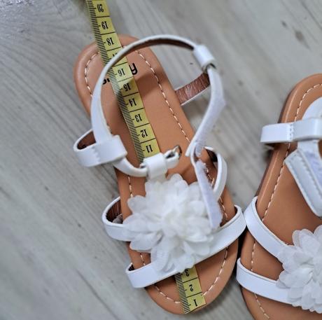 Sandálky s bielymi kvetmi, sinsay,27