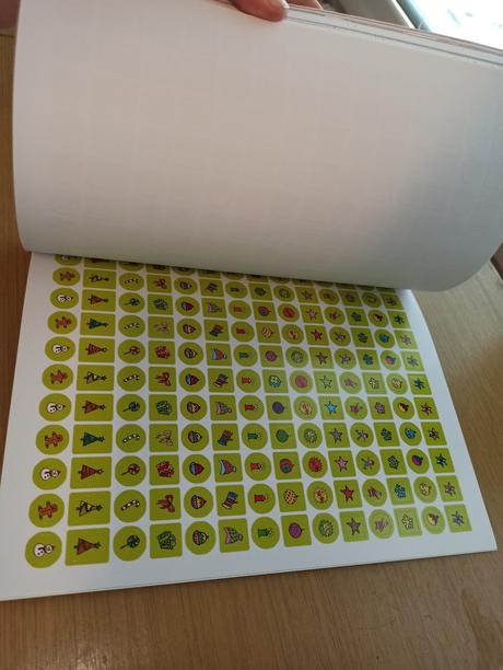 Bloomsbury my christmas activity and sticker book, 