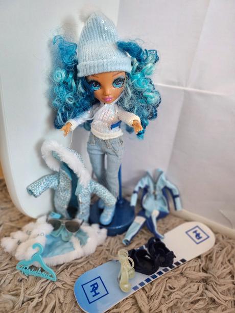 Rainbow bábika winter,