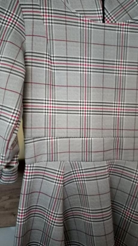 Karovane ackove šaty top stav pre nízku kočku, s