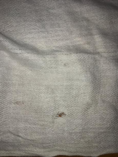 Biely tenší šál,