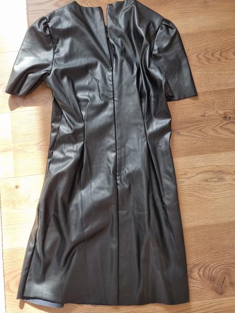 Koženkové elastické šaty, 36