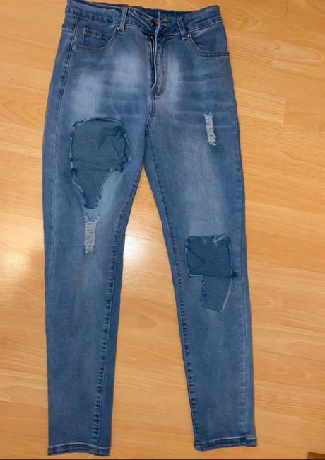 Roztrhané džínsy, m