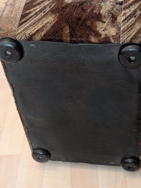 Taburetka s úložným priestorom, 