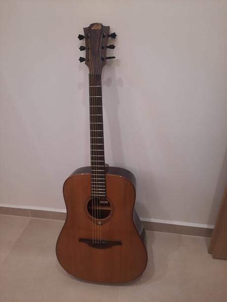 Gitara akusticka,