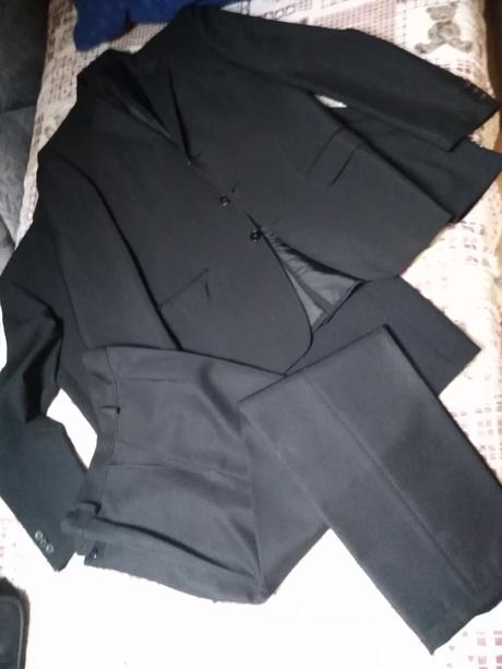 Pánske tmavé obleky, prevažne cierne, 46