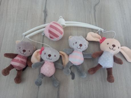 Krásny plyšový kolotoč nad postieľku, 