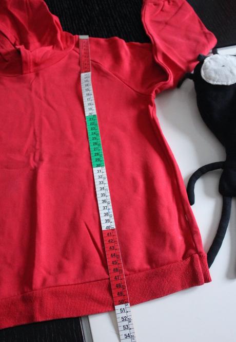 Červená mikina, 128