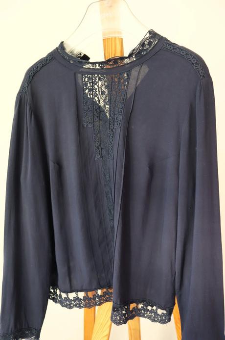 Tmavomodrá romantická blúzka s filigránskou čipkou, promod,m