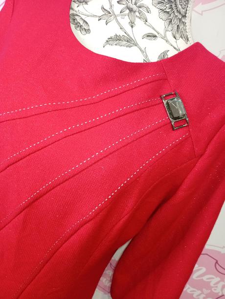Červené šaty s prackou, 48