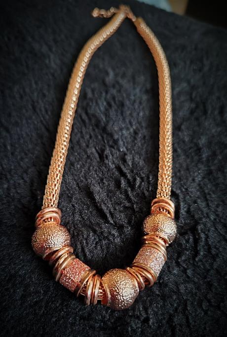 Náhrdelník medenej farby,