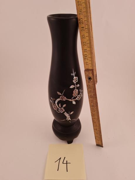 Cierna retro vaza s prirodnym motivom, 