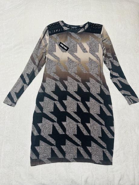 Pekné vzorované šaty s vreckami zn. magenta, l / m