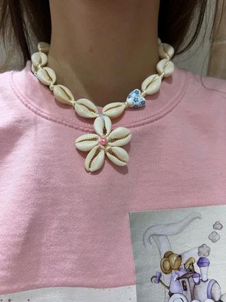 Náhrdelník z mušlí s kvetinkou, 