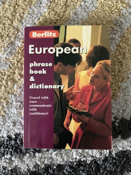 European phrase book & dictionary (berlitz 2001),