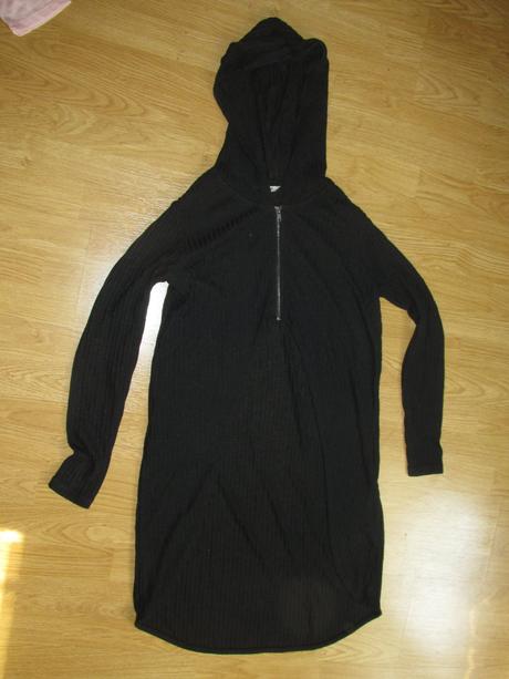 Dlhý čierny sveter na zips s kapucňou v. 40/42, 40