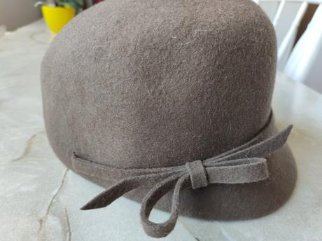 Klobúk farby kávy, 