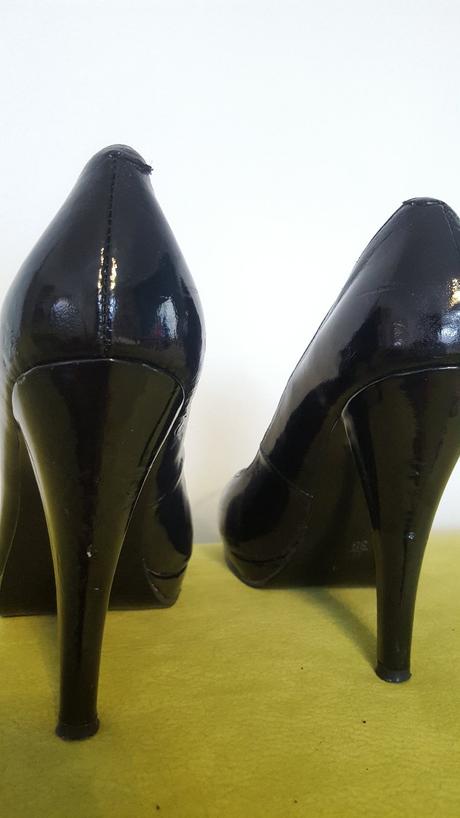 Cierne leskle lodicky s otvorenou spicou, 38