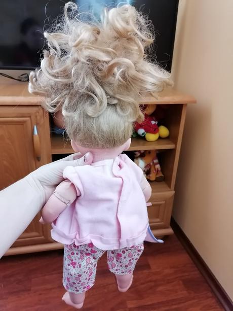 Bábika s kučeravými vláskami, 