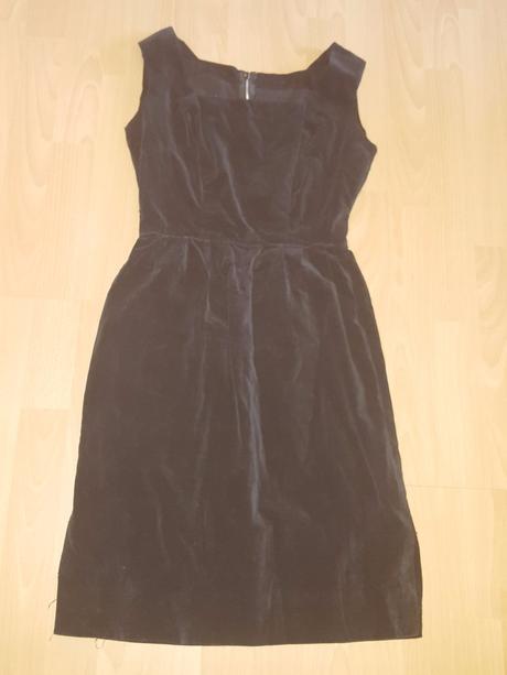 Cierne zamatove saty, 36