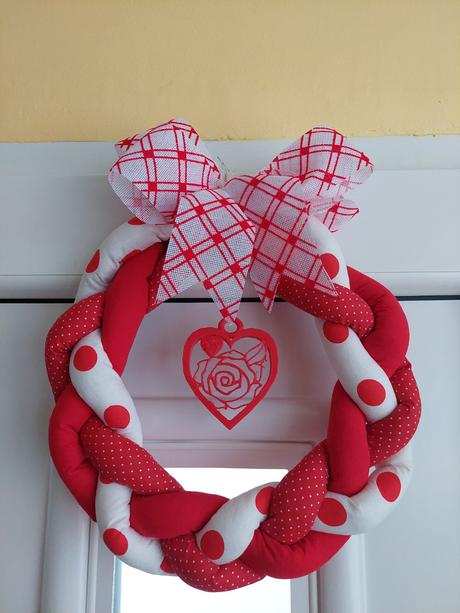 Venček na dvere v červenej farbe,