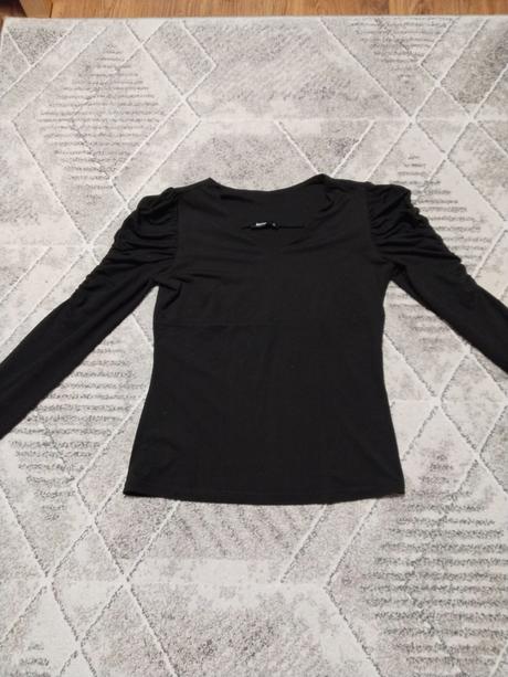 Čierne tričko z volánikmi, m