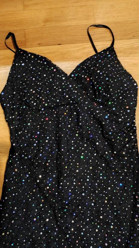 Trblietavé šaty, m