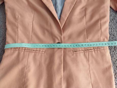 Béžové sako, 36