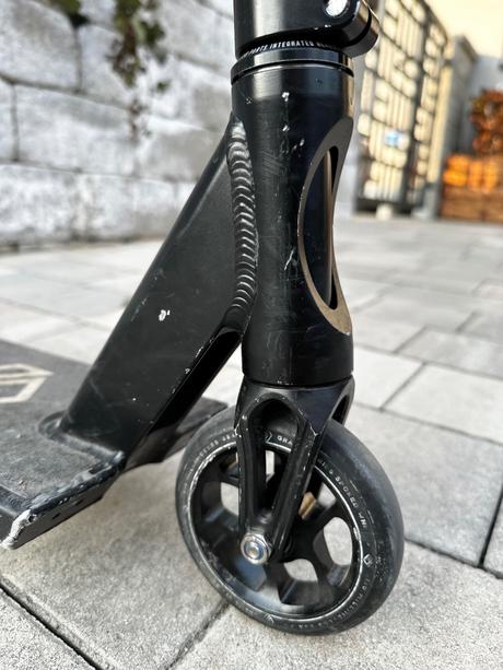 Kolobežka freestyle striker gravis l black, 