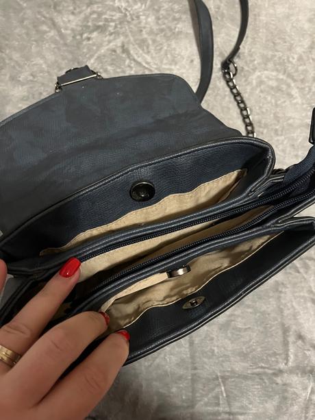 Tmavomodrá kabelka, 