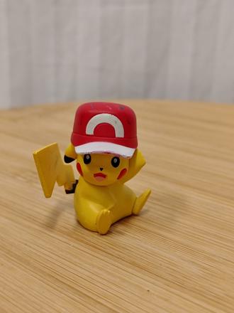 Figúrka pokémon pikachu s ashovou čiapkou, 4 cm, 