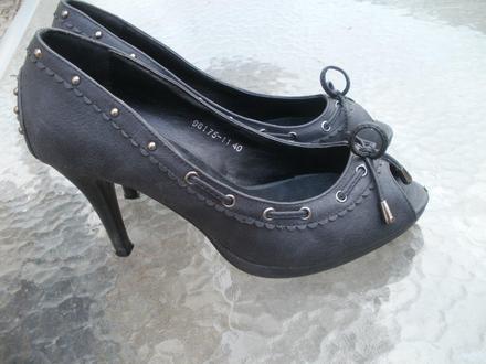 Čierne lodičky, 40