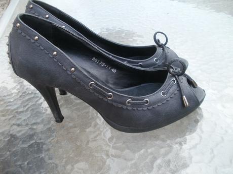 Čierne lodičky, 40