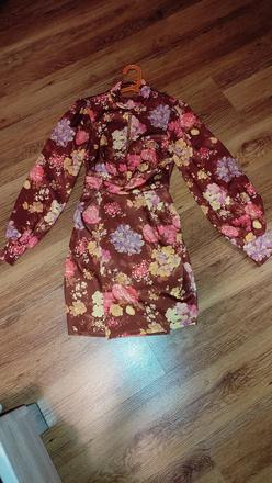 Šaty s holým chrbátom, s