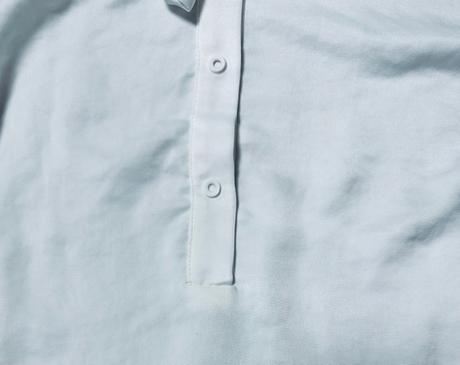 Biela lesklá elastická blúzka s mašľou zn. magenta, m