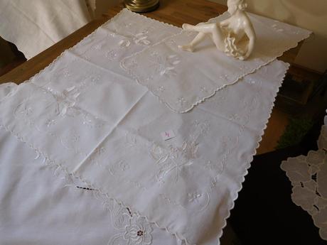 Obrus ručne vyšívaný biely,