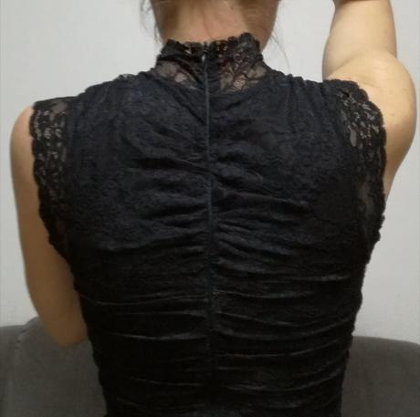 Čierne šaty s čipkou, s