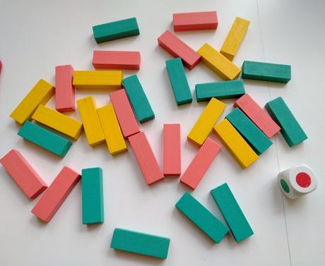 Farebná drevená veža,