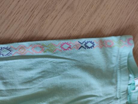 Tepláky s ornamentmi, 80