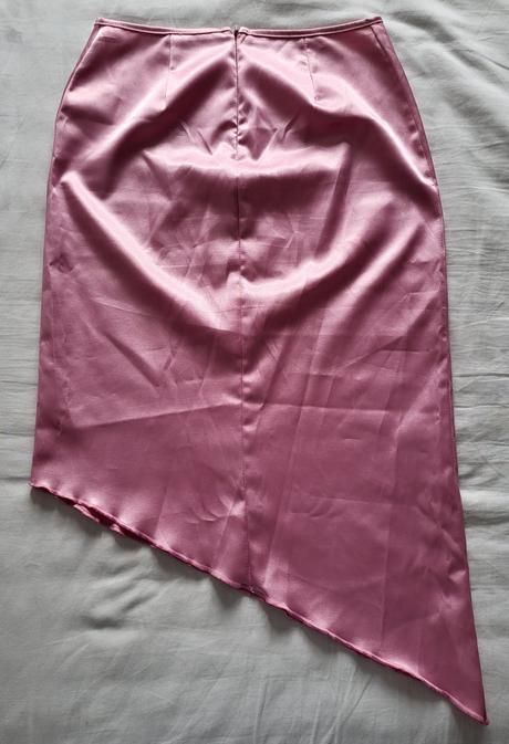 Asimetrická saténová sukňa, s