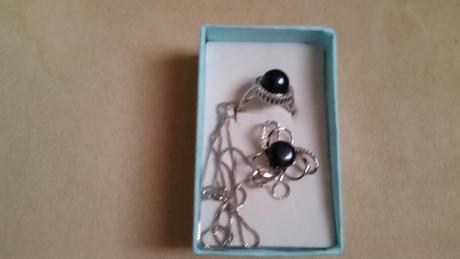 Set perly cierne predane, biele ešte mám,