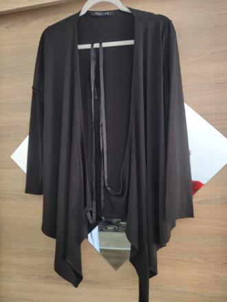 Raz oblečený kardigan,