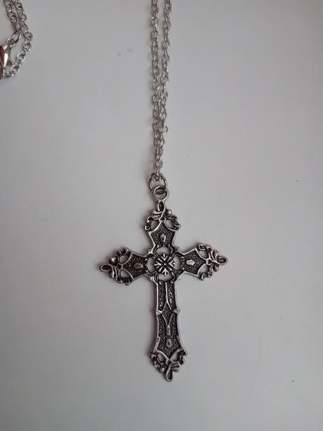 Retiazka s krížikom,