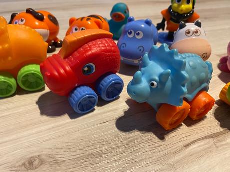 Malé dinosaury autá, zvieratká s krútiacimi hlavam, 