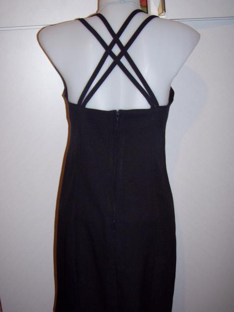 Čierne koktejlové šaty na prekrížené ramienka, 36