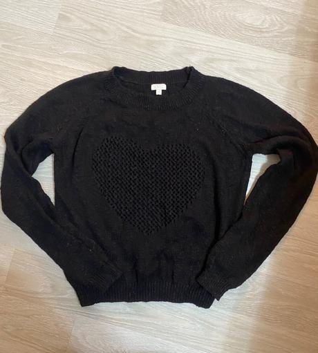 Čierny pulóver so srdiečkom, ovs,m