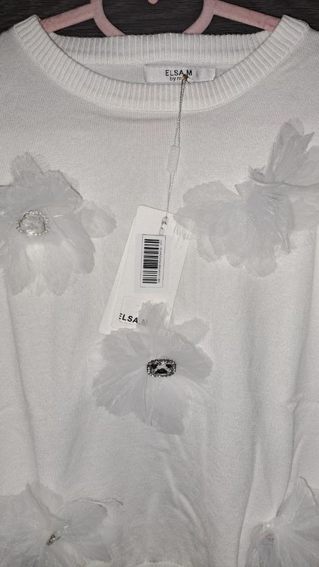 Biely pulovrik s 3d kvetmi, piazza italia