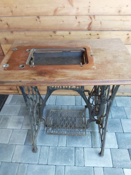 Starý šijací stroj singer, 