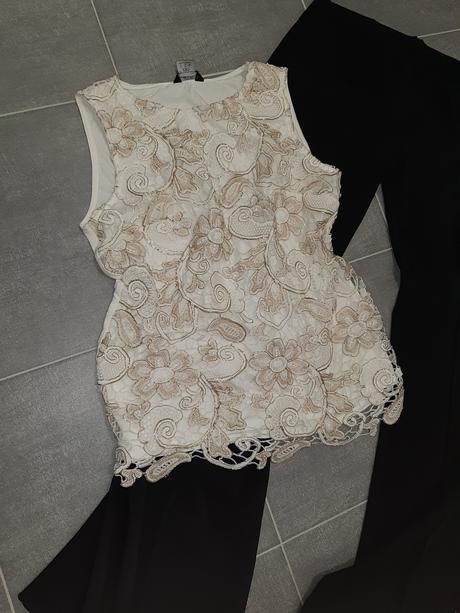 Topik zdobeny zlatou nitou a krajkou, m